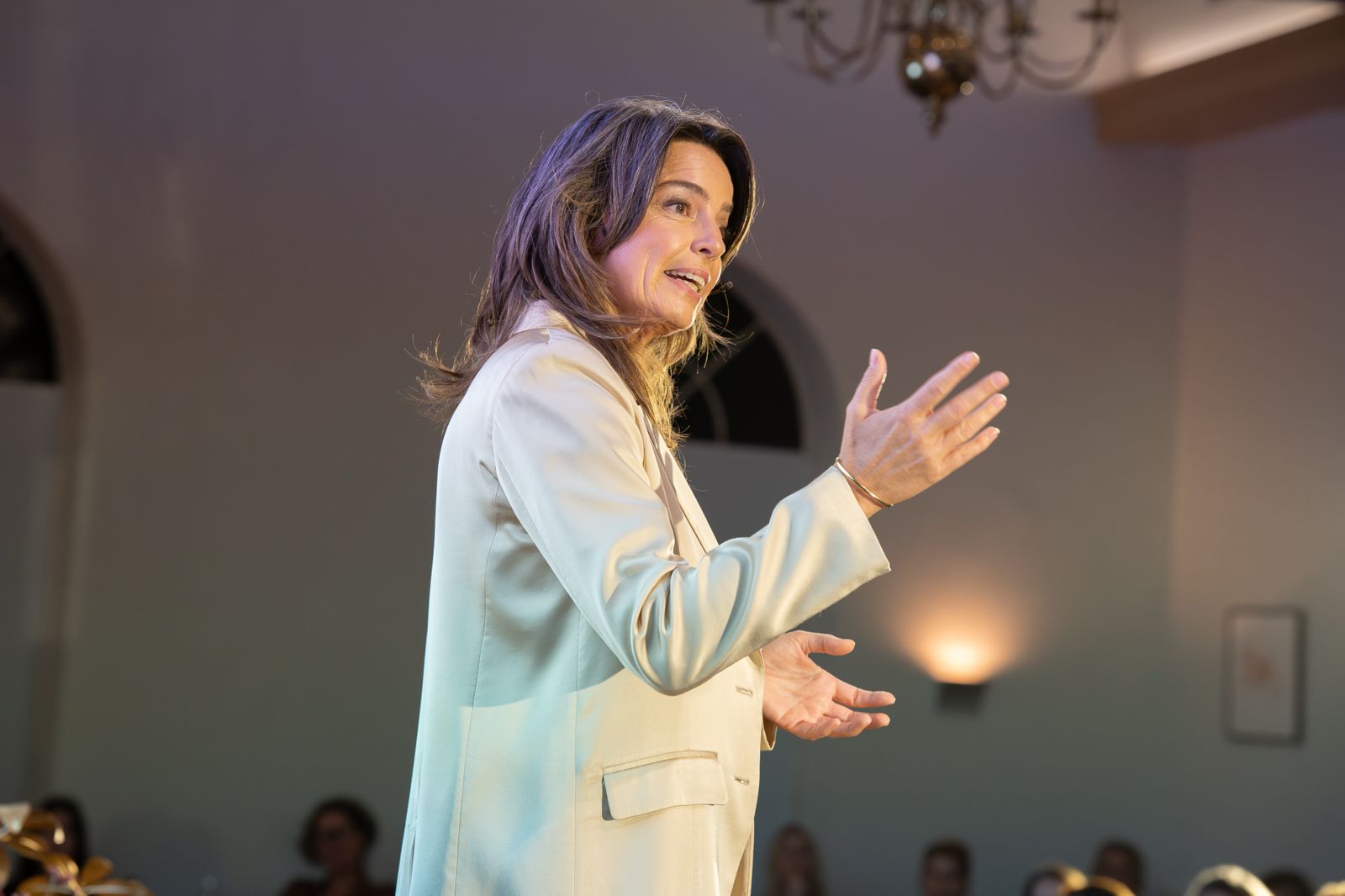 Esther van Toledo speaking on stage