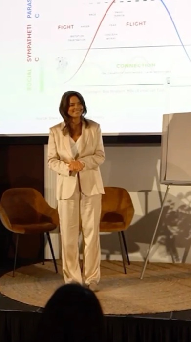 Esther van Toledo presenting on stage